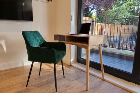 Beautiful Apartment Overlooking A Garden London Eksteriør billede