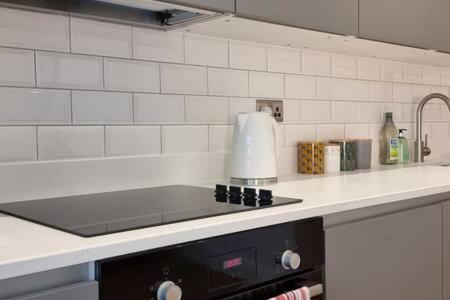 Beautiful Apartment Overlooking A Garden London Eksteriør billede